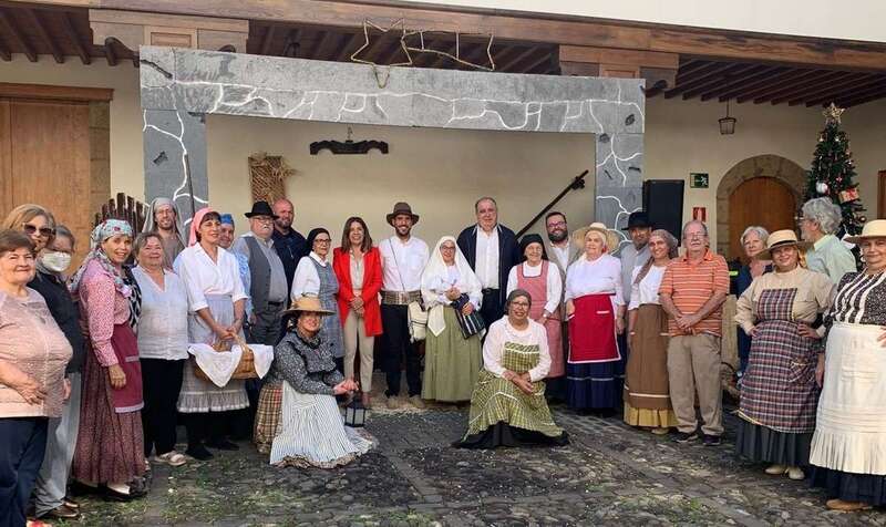 La alcaldesa y el concejal de Cultura con los actores de esta representación teatral/TA.